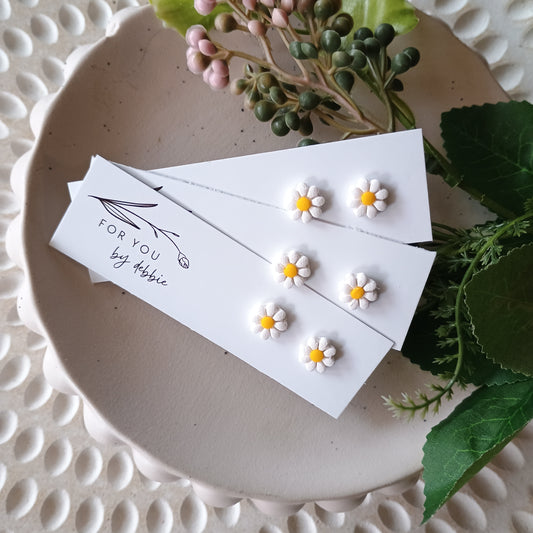 Mini daisy stud earrings