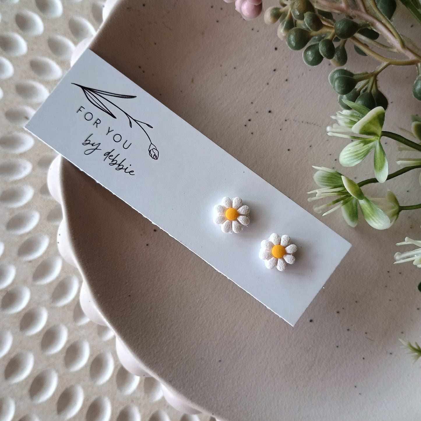 Mini daisy stud earrings