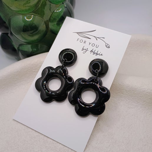 Daisy dangles- shiny black