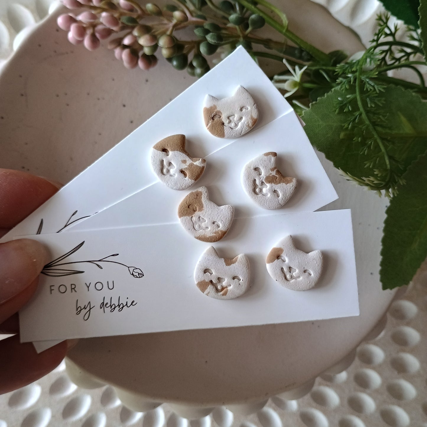 Happy cat studs - white and brown