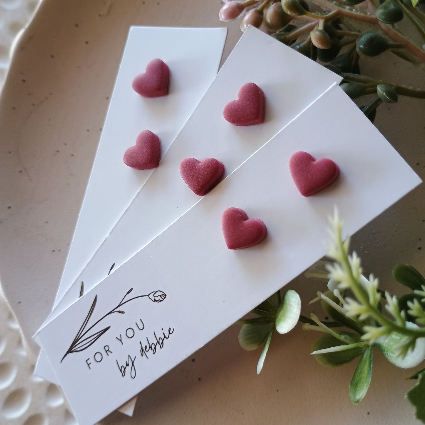 Mini heart studs - Shiraz red