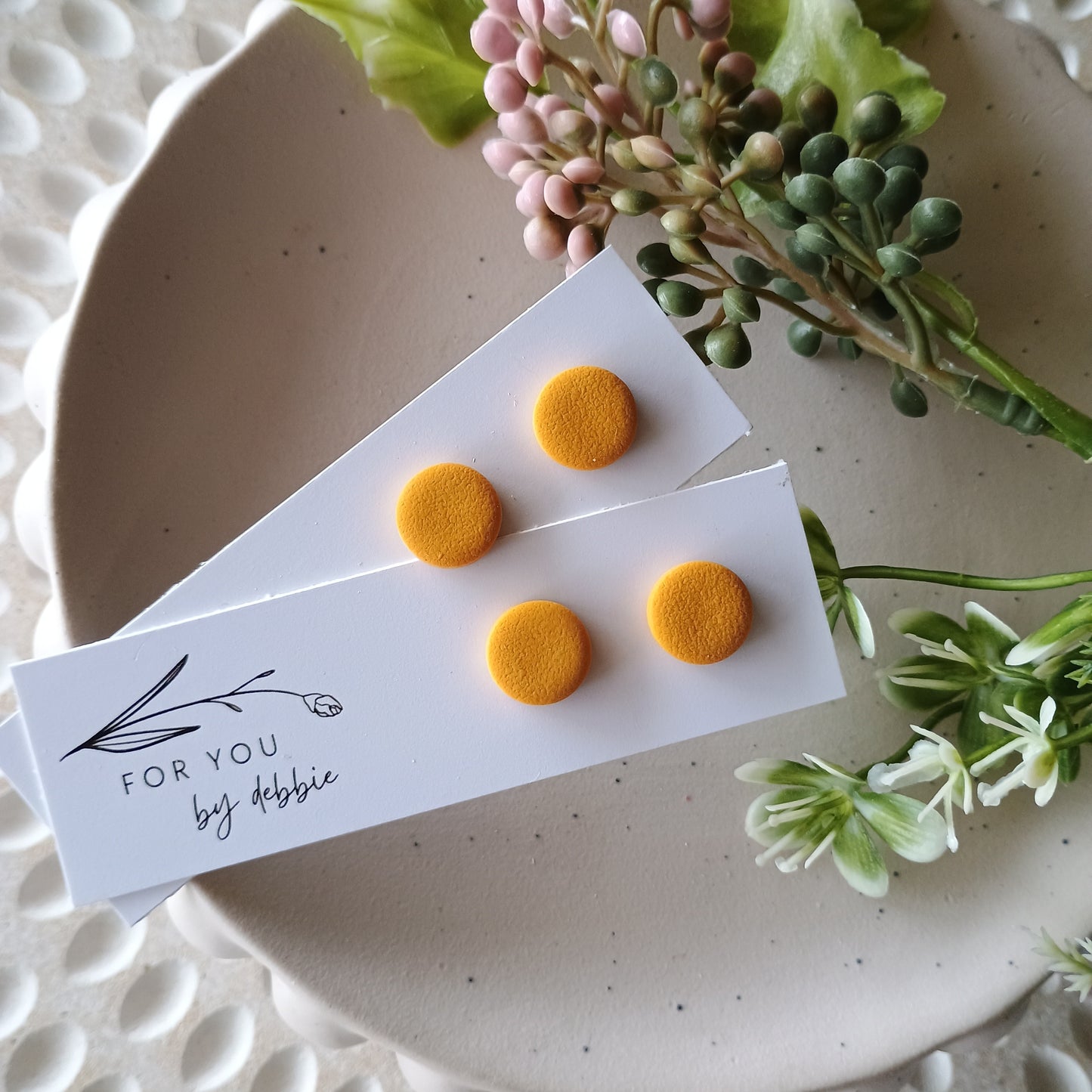 Medium studs - mustard
