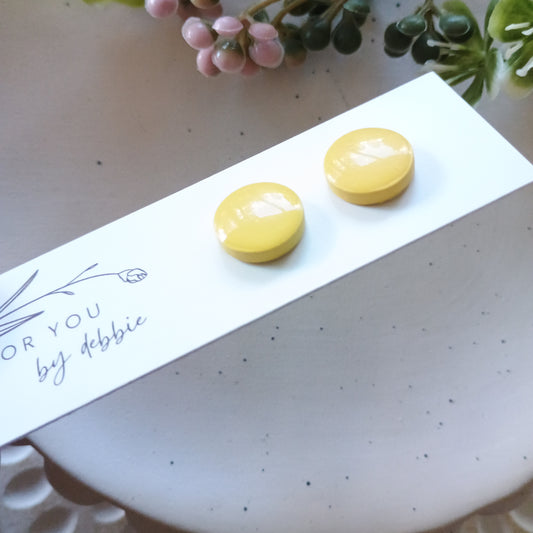 Large studs - yellow resin