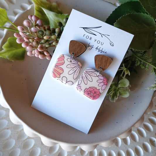 Kelly dangles - vintage flower